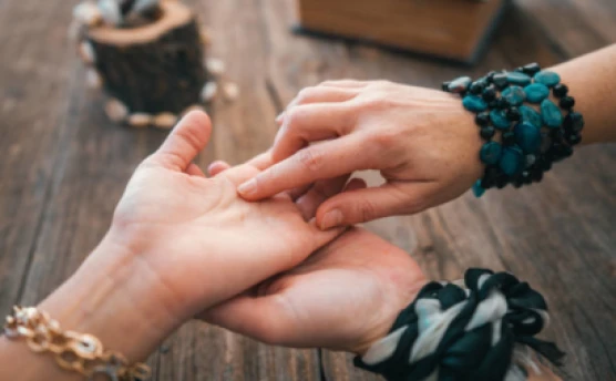 हाथ पढ़ने में आसानी: ऑनलाइन ऐप की खोज करें - शीर्ष बड़ी खबरें